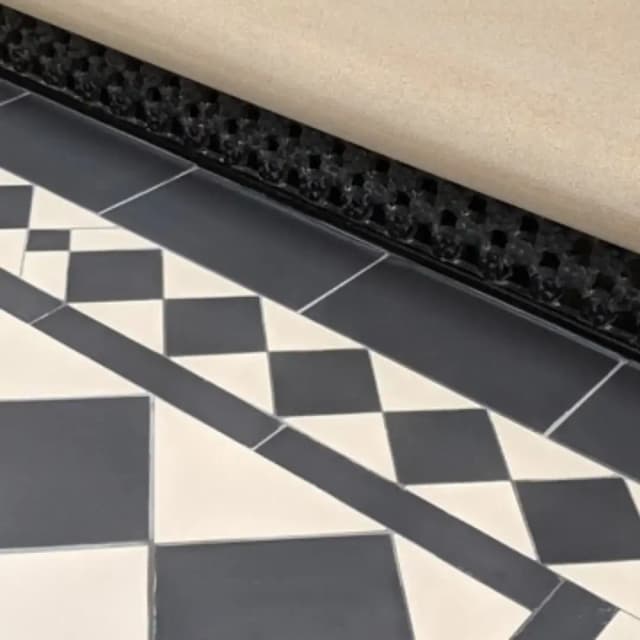 Victorian Regal Blk/Wh Border 42.2x19cm