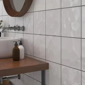 Alcora Bumpy White bathroom fuga black